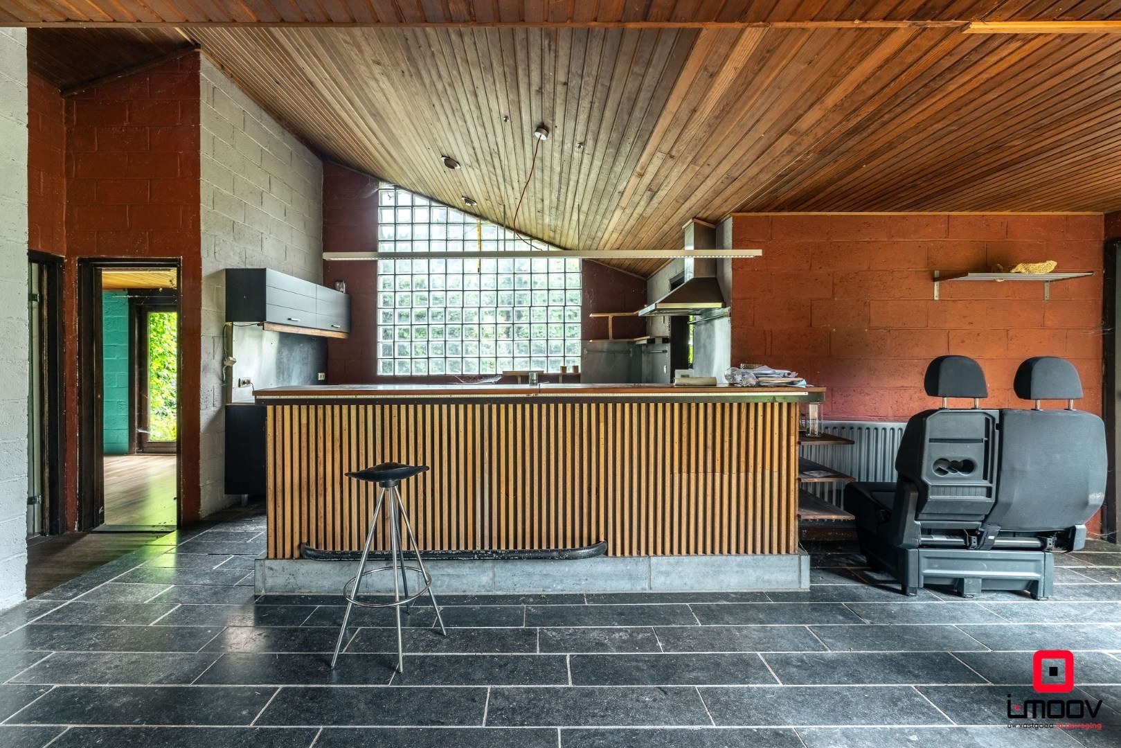 Seventies bungalowvilla met renovatiepotentieel op unieke ligging aan natuurgebied 