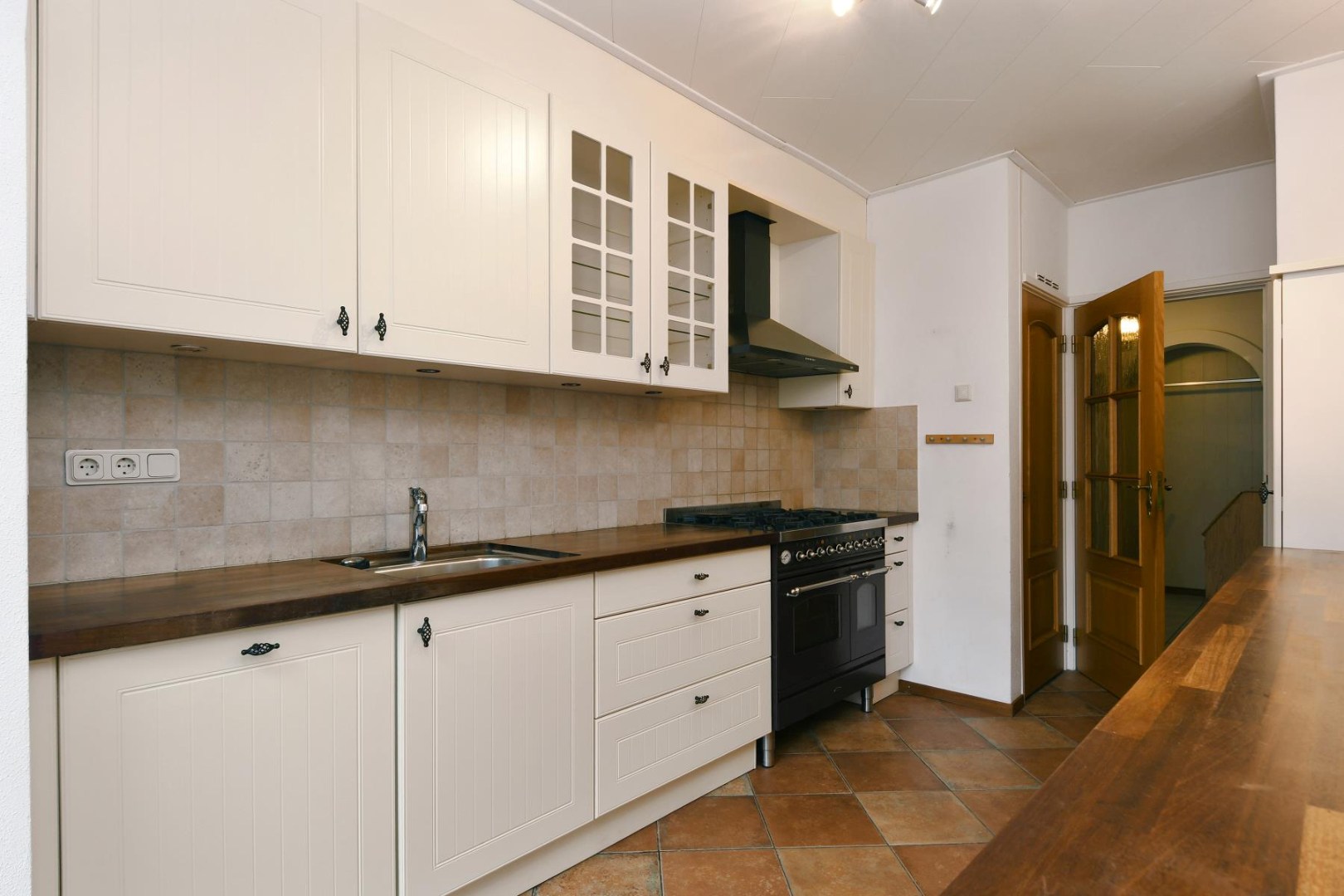 Geschakelde 2-onder-1-kap woning met serre, vier slaapkamers en inpandige garage gelegen nabij het centrum van Panningen 