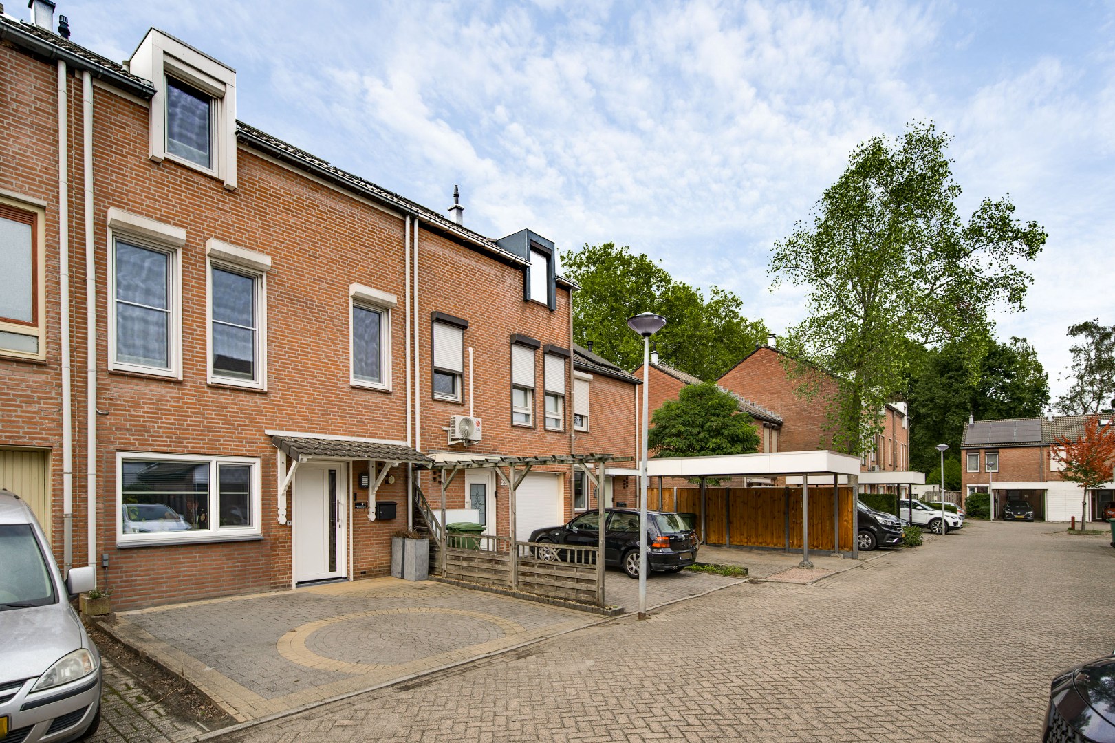 Ruime Tussenwoning in Weert met 4 Slaapkamers, 2 Badkamers, Tuin op het Noordwesten en 2 Parkeerplaatsen - Bouwjaar 1981, 132m² Woonoppervlak 