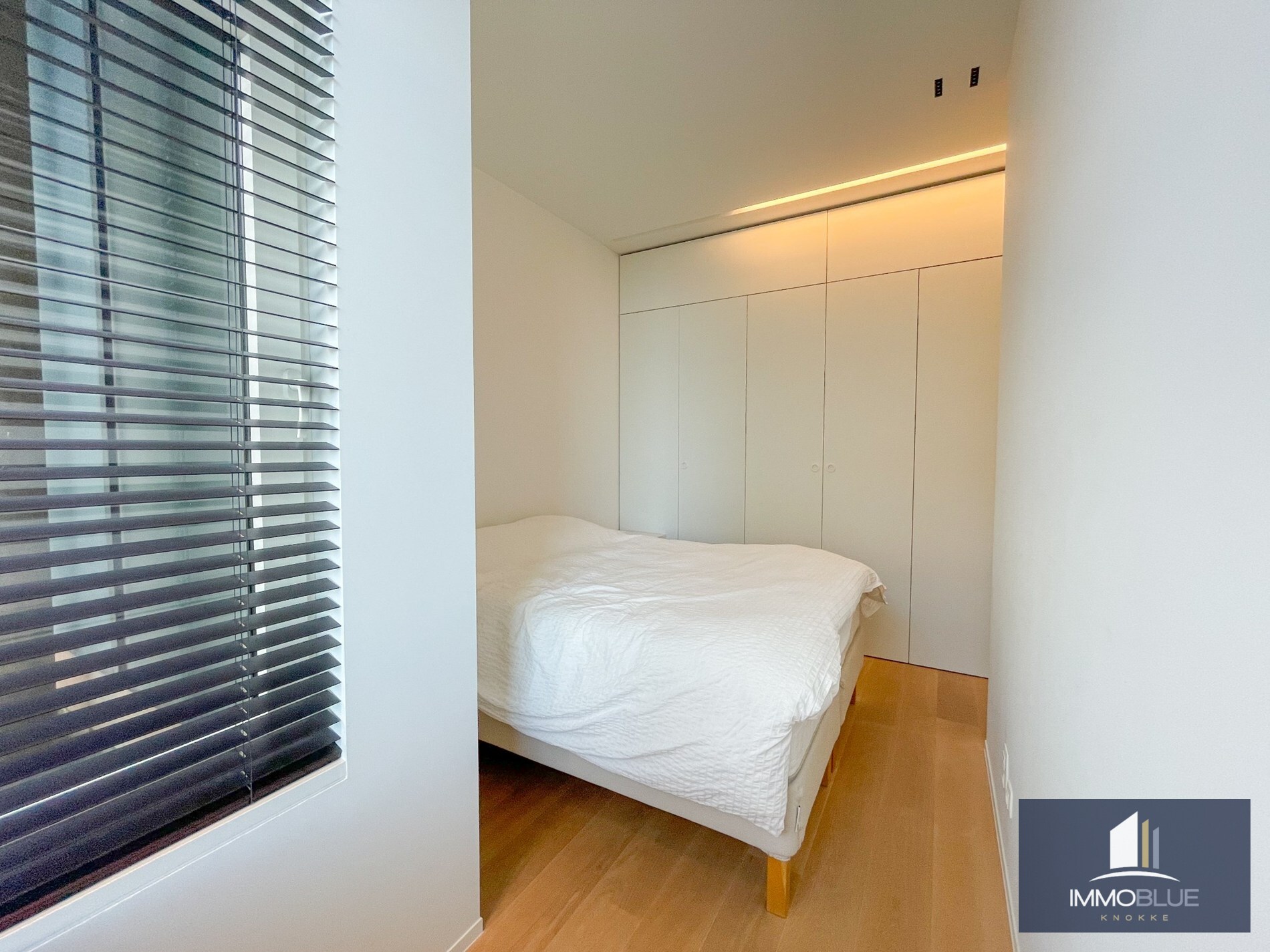 Uitzonderlijk, luxueus afgewerkt hoekappartement met frontaal zeezicht. 