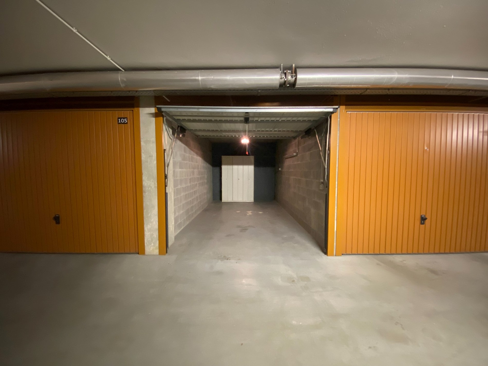 Grand box de garage situé sous la place de la tour de lumière. 