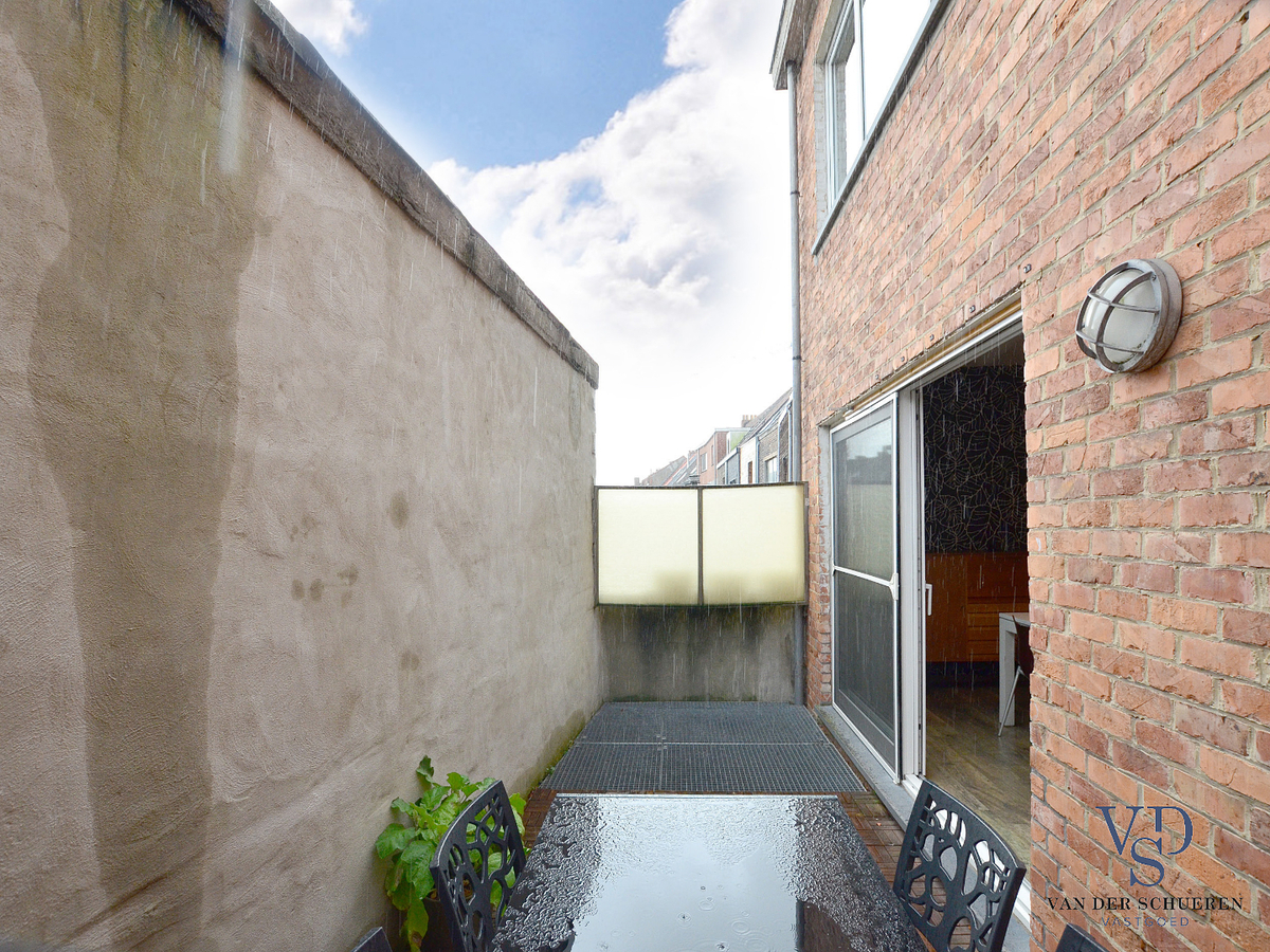 Ruime, degelijke bel-étage nabij Sint-Pieters-station. TOPPER !! 