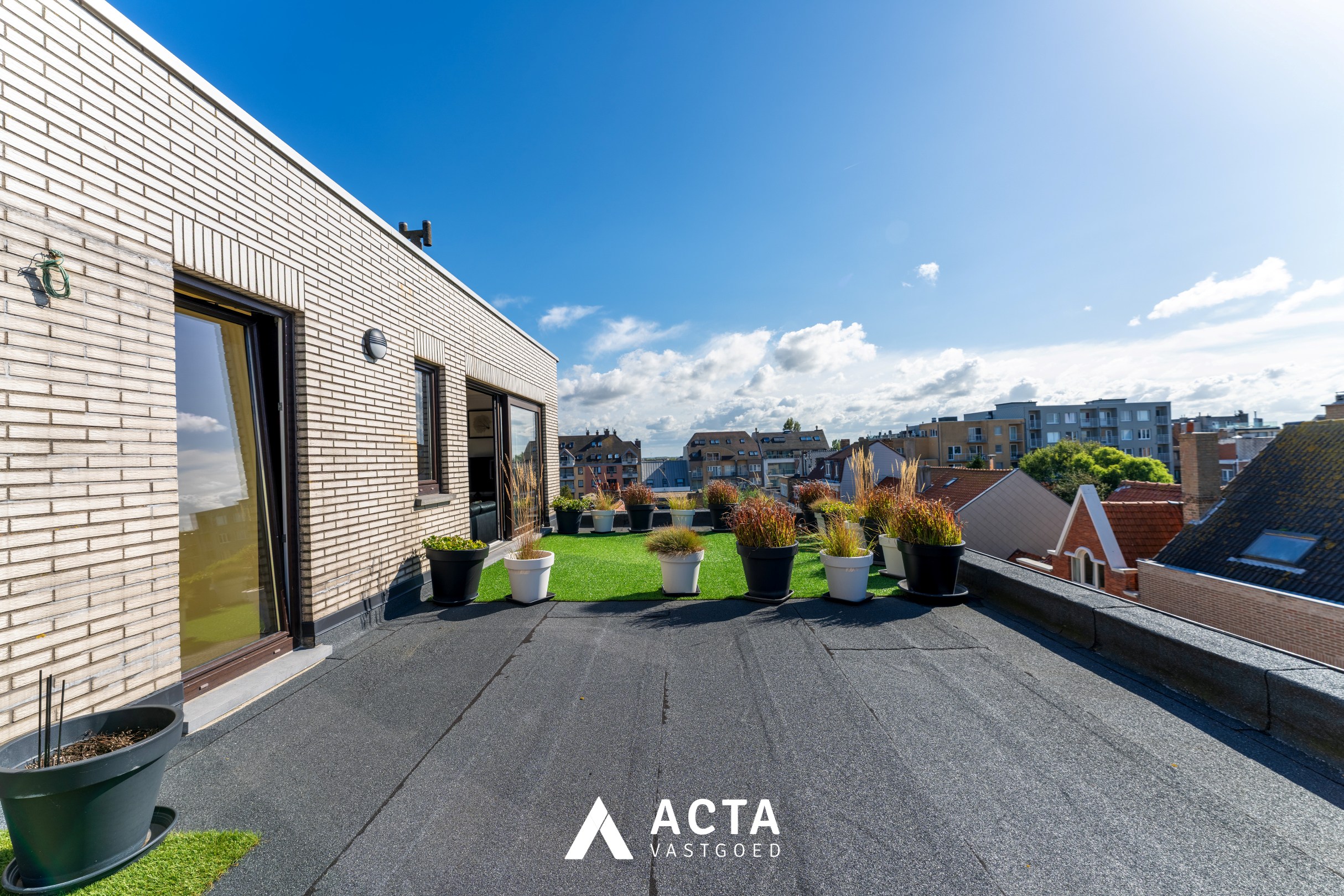 Dakappartement met zonnige terrassen in Mariakerke 