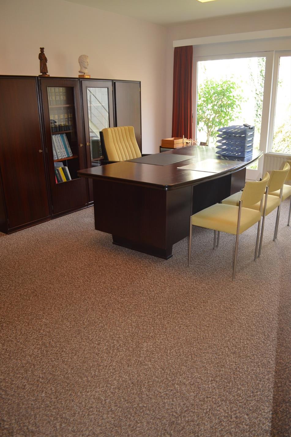 Ruime stijlvolle bel-etage met praktijkruimte, 5 slaapkamers en tuin te centrum Eeklo 