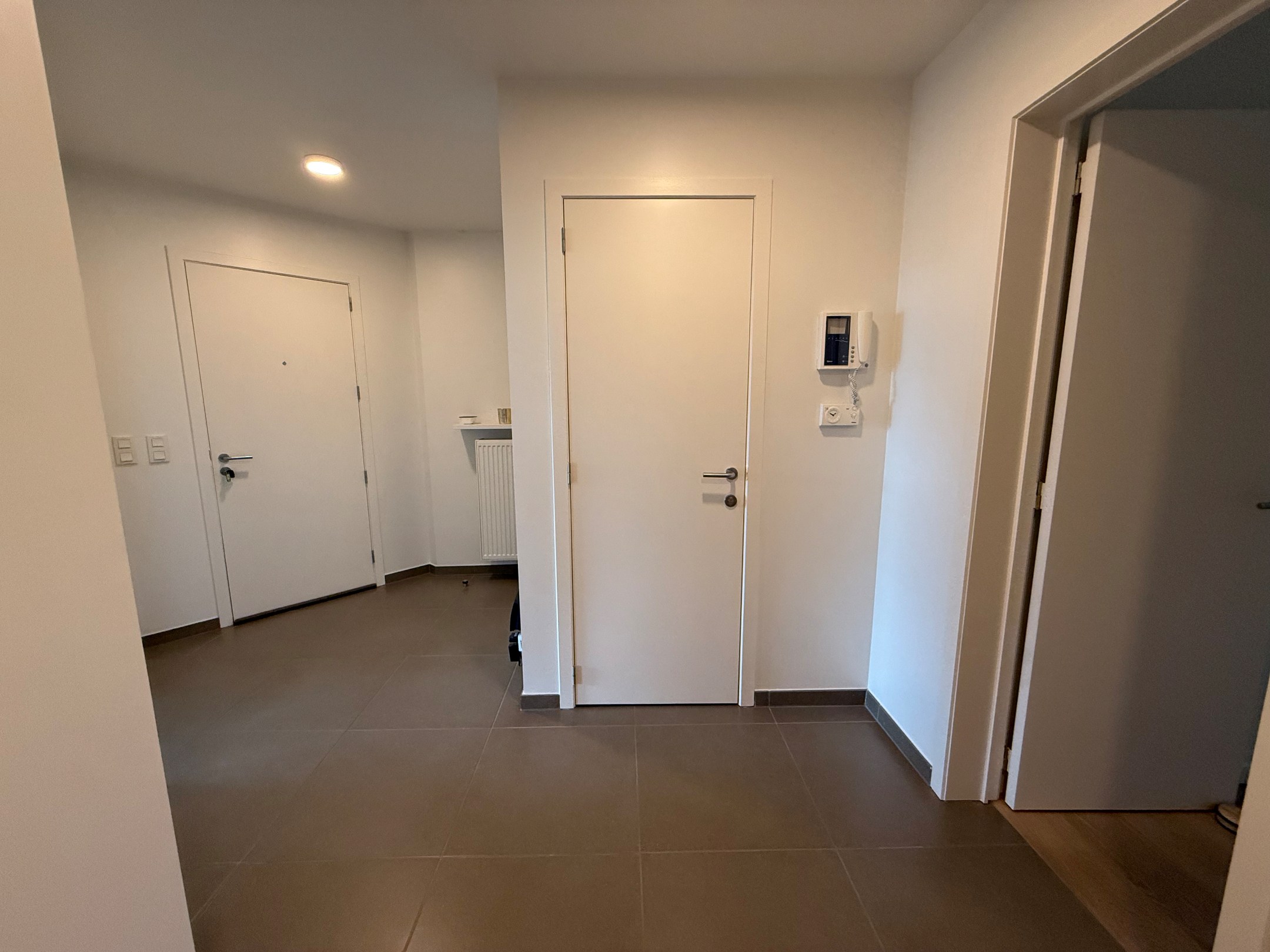 ONGEMEUBELD - Prachtig woonappartement met aangename terrassen en parking in het gebouw. Huur op VENNOOTSCHAP is mogelijk. 
