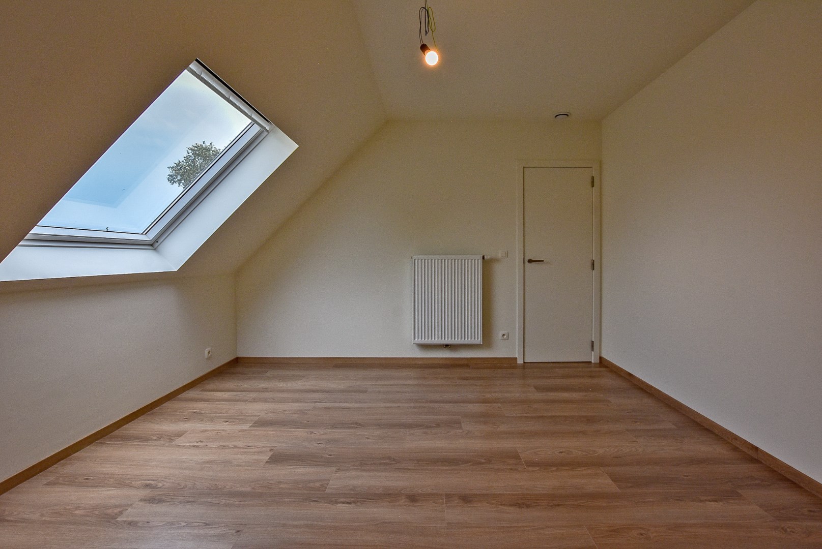 Ruime energiezuinige nieuwbouwwoning (2024) met inpandige garage op 193m² gelegen te Houthulst. 
