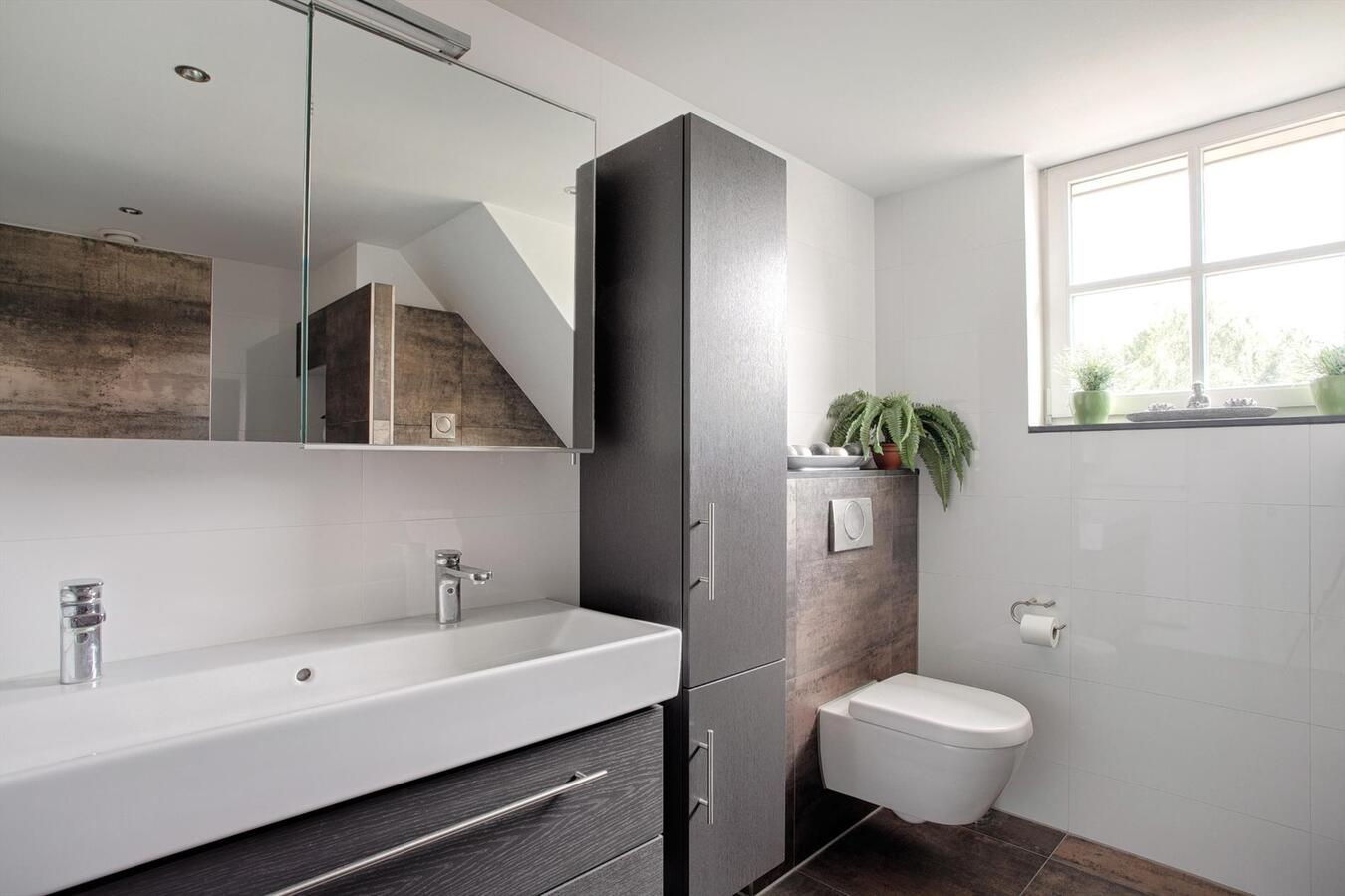 Vrijstaande woning met grote garage, 4 slaapkamers en ruime zolderverdieping. 