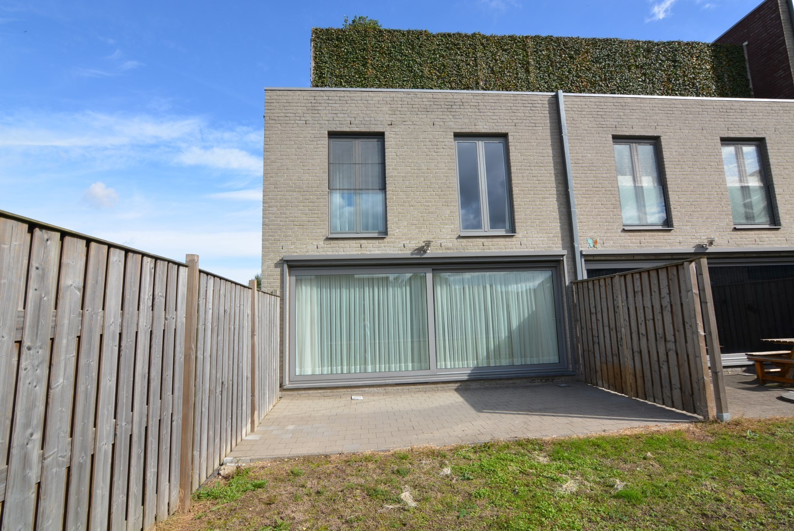 Moderne appartementswoning met 3 slpk, dubbele garage en terras. 