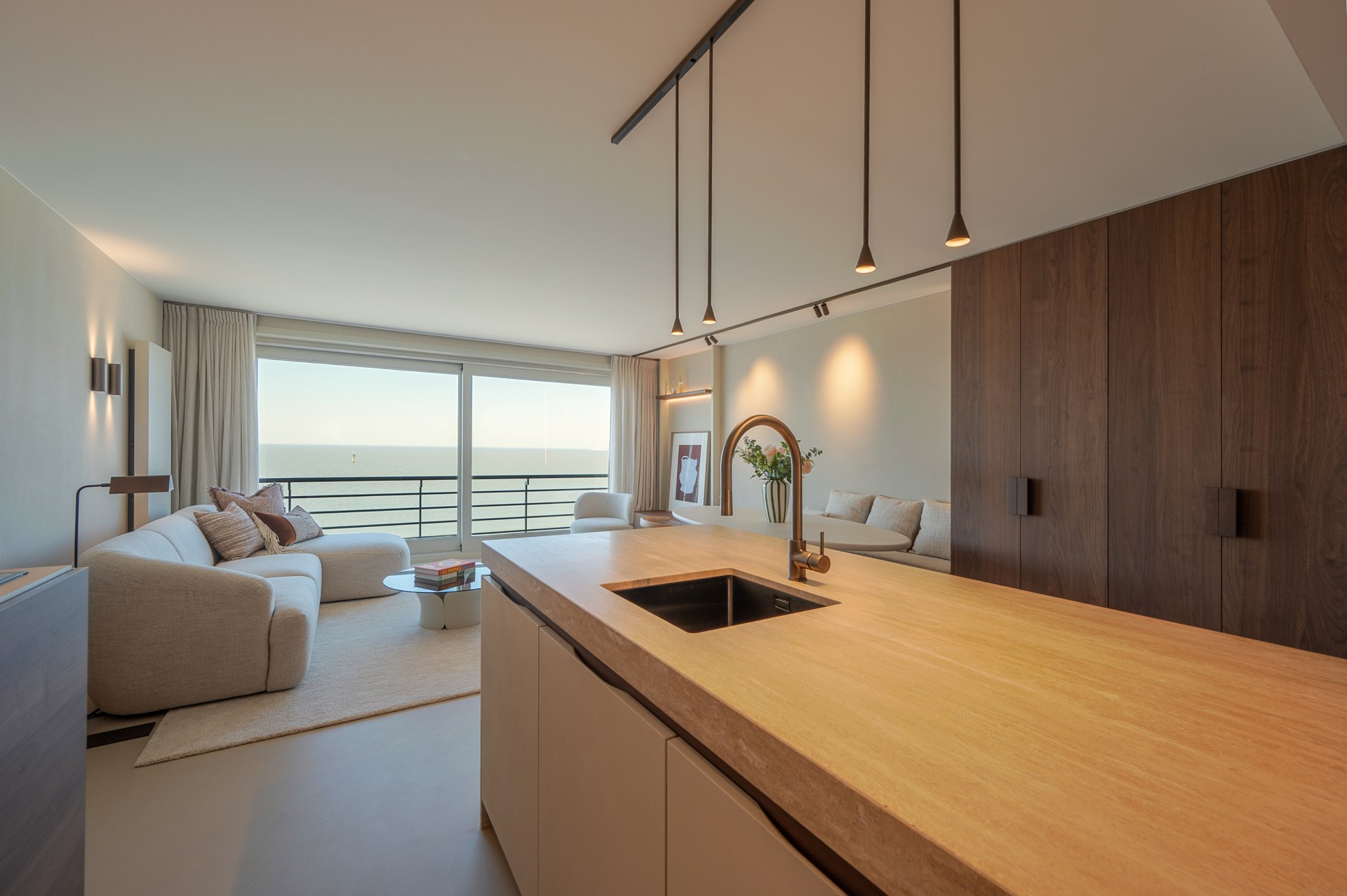 Prachtig gerenoveerd en instapklaar appartement met 3 slaapkamers en frontaal zeezicht, gelegen in een prestigieuze residentie op de zeedijk in het Zoute. 