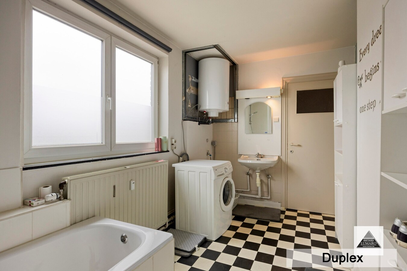 Dilsen-centrum - opbrengstpand: winkel + 2 appartementen 