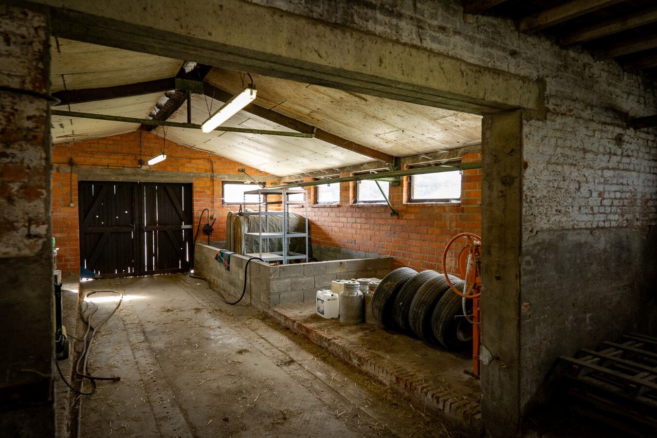Farm to be renovated with stables and pastures on approximately 1.7 hectares in Herk-de-Stad. 