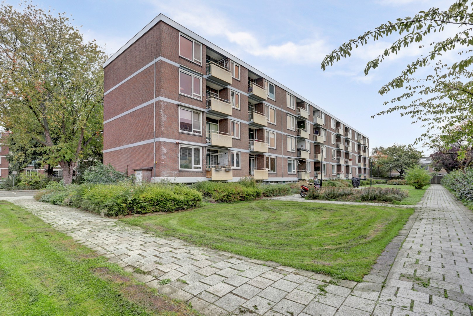 Instapklaar 3 (voorheen 4) kamer appartement op de vierde verdieping met moderne keuken en badkamer, balkon op het zuiden en berging in de onderbouw. 