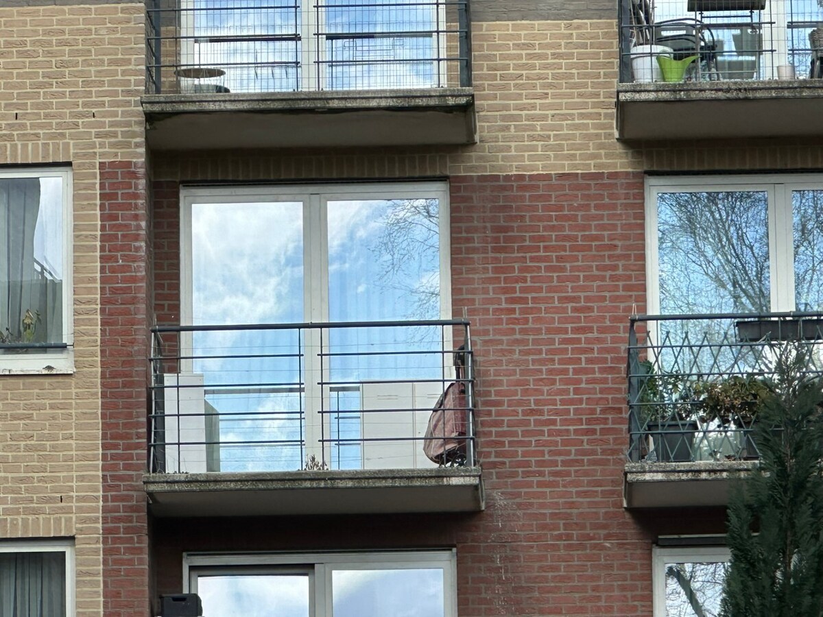 Lichtrijke serviceflat met zonnig terras, privé parking 