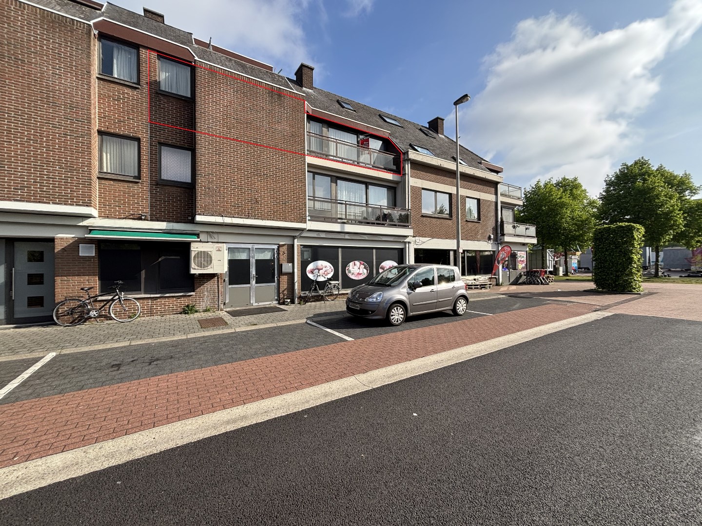 Deels te renoveren appartement met 2 slpk. gelegen in het centrum van Leopoldsburg 