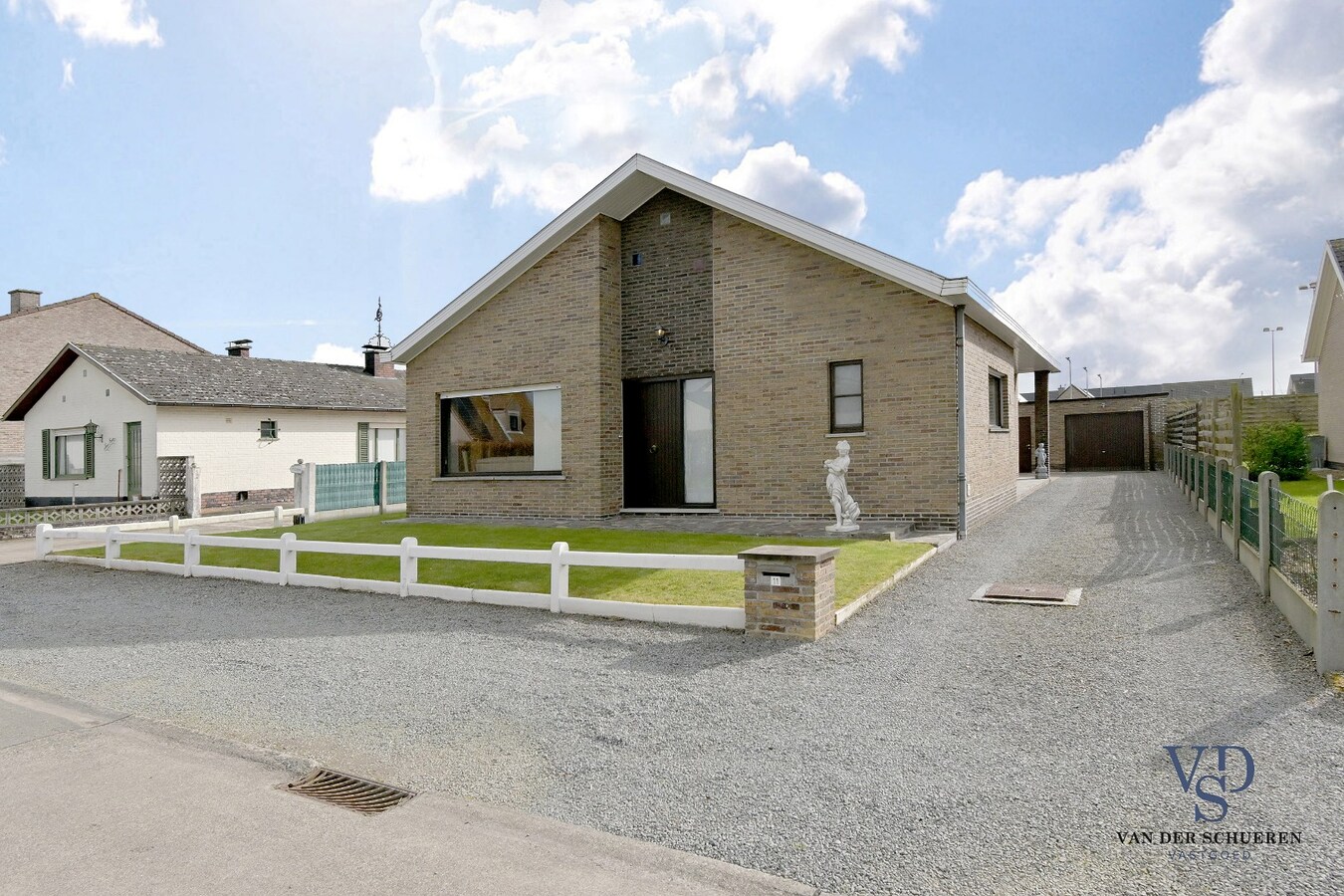 Gelijkvloerse woonst, in een residentiële wijk. 