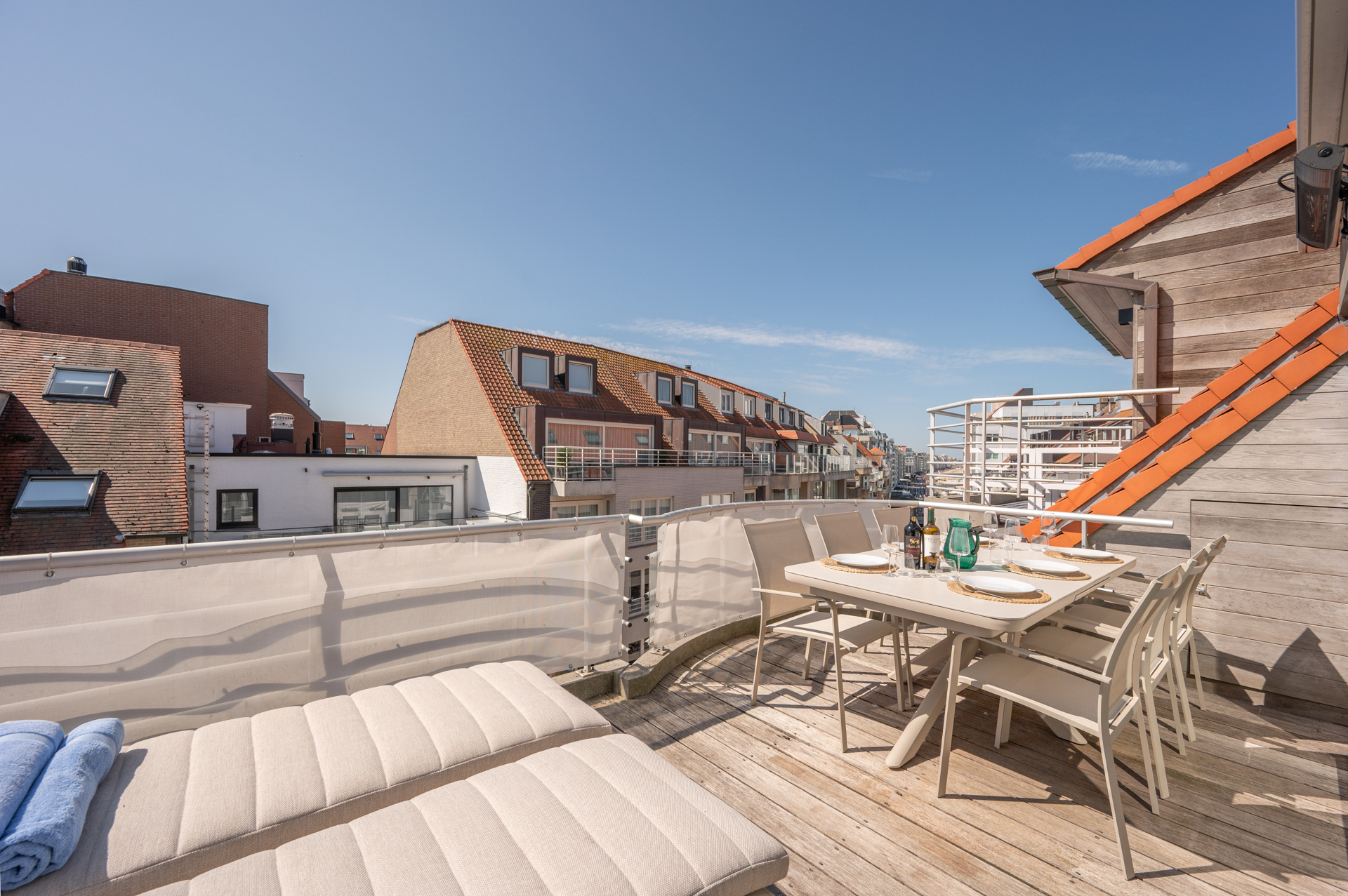 Exclusif duplex penthouse avec 3 chambres et terrasse ensoleillée, situé dans un emplacement de choix près de la place Rubens et de la mer. 
