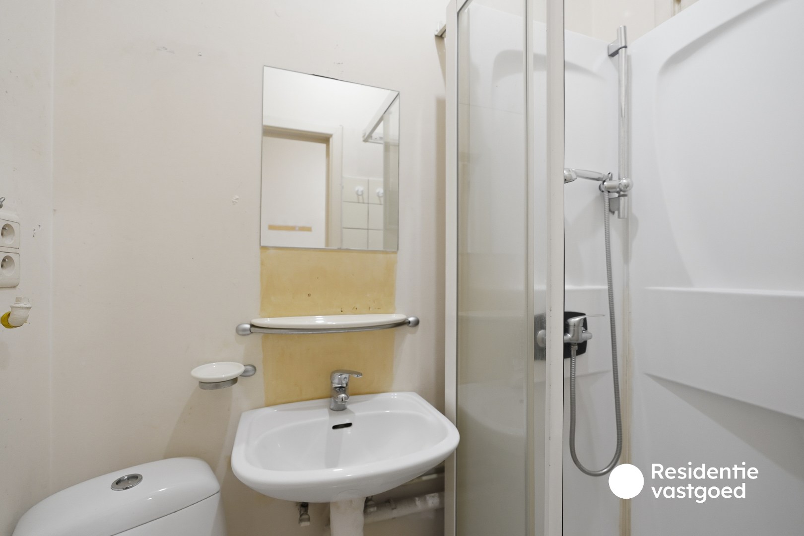 Interessante investeringseigendom met 2 vergunde appartementen, garage en ruime tuin! 