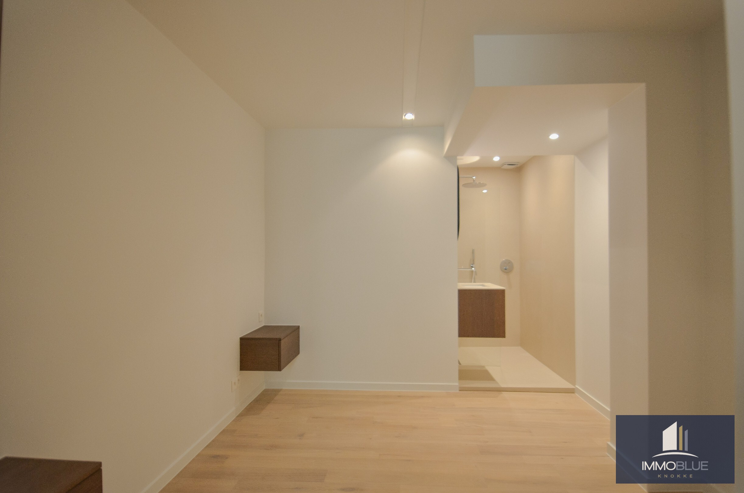 Exclusief – Stijlvol volledig gerenoveerd appartement met frontaal zeezicht. 