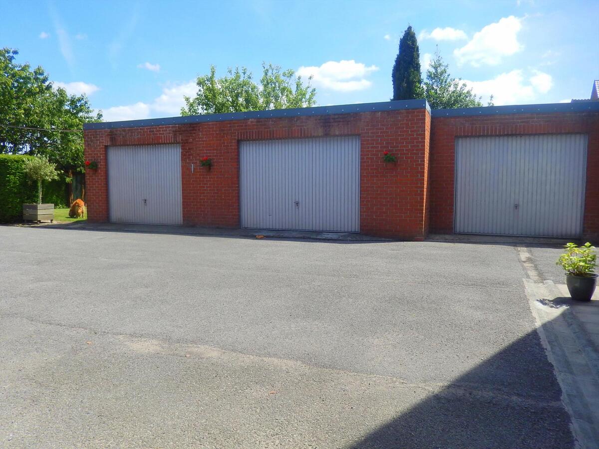 Instapklare woning met grote opslagplaats en 3 garages 