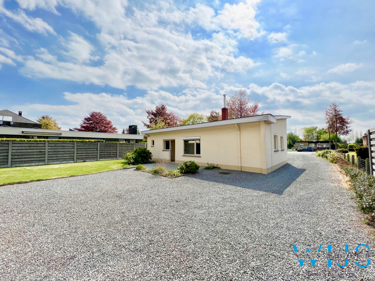 Ruime bungalow met bijgebouw op een ideale locatie in Assenede ! 