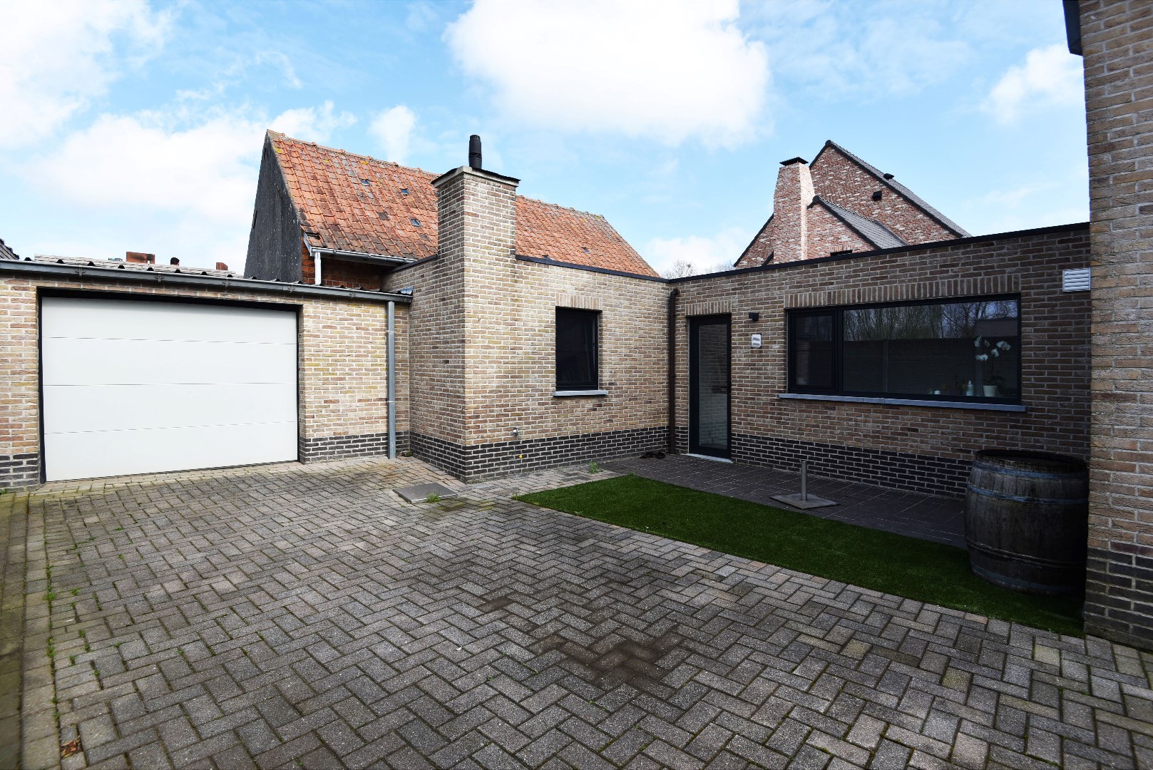 Gerenoveerde open bebouwing met 3 slaapkamers, terras en garage 