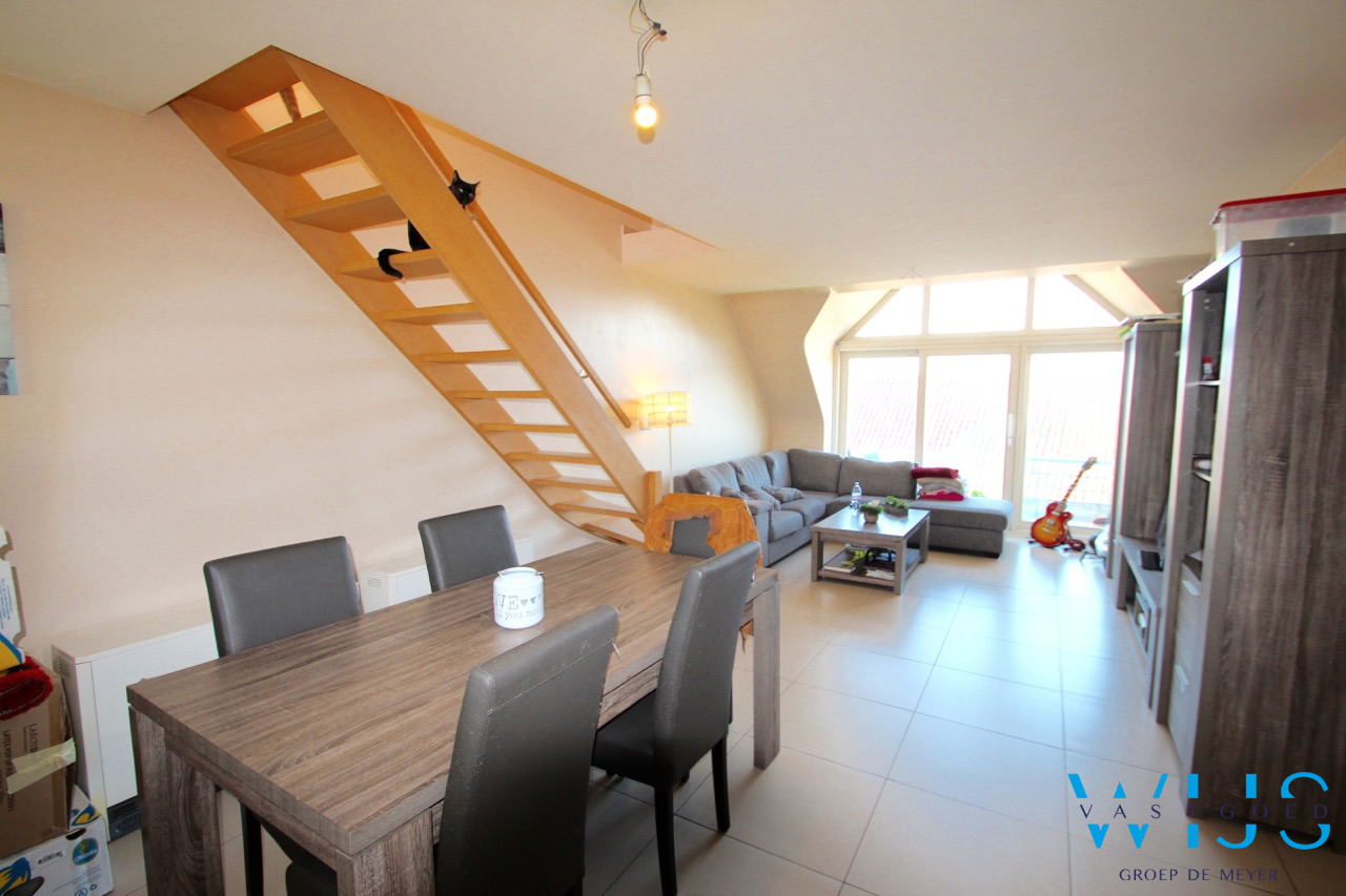 Lichtrijk dakappartement met aparte vrijstaande garage 