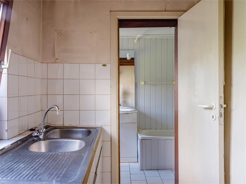 Een buitenkans van een renovatieproject: te renoveren rijwoning in centrum van Eeklo 