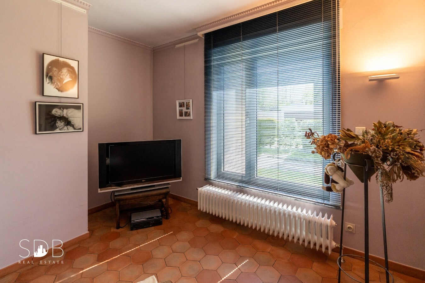 Vrijstaande gezinswoning in bungalowstijl met grasland op circa 1ha. 