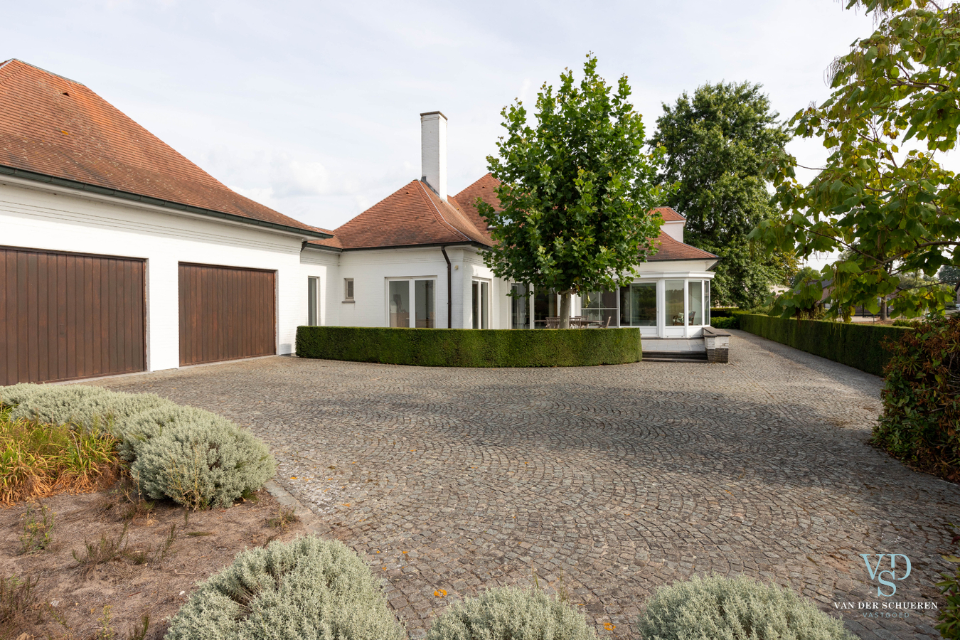 Lichtrijke, stijlvolle villa  (EPC van 254 !). 