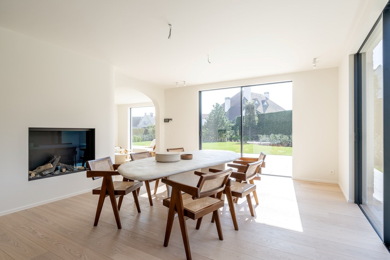 Cette magnifique maison individuelle rénovée avec une allée située dans un quartier calme à Knokke, offre tout ce dont vous avez besoin pour vivre confortablement. 