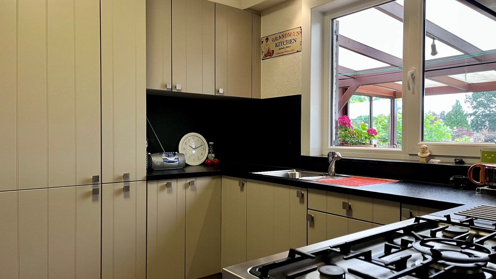 Goed onderhouden woning met tuin, terras en inpandige garage in Kermt - Energielabel E 