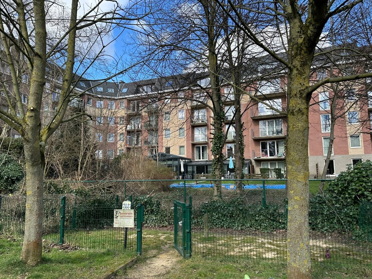 Lichtrijke serviceflat met zonnig terras, privé parking 