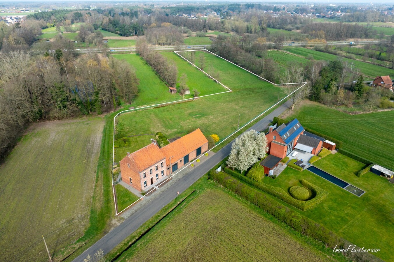 Statige woning met opslagruimte en stalgebouw op ca. 11.391 m2 te Geel 