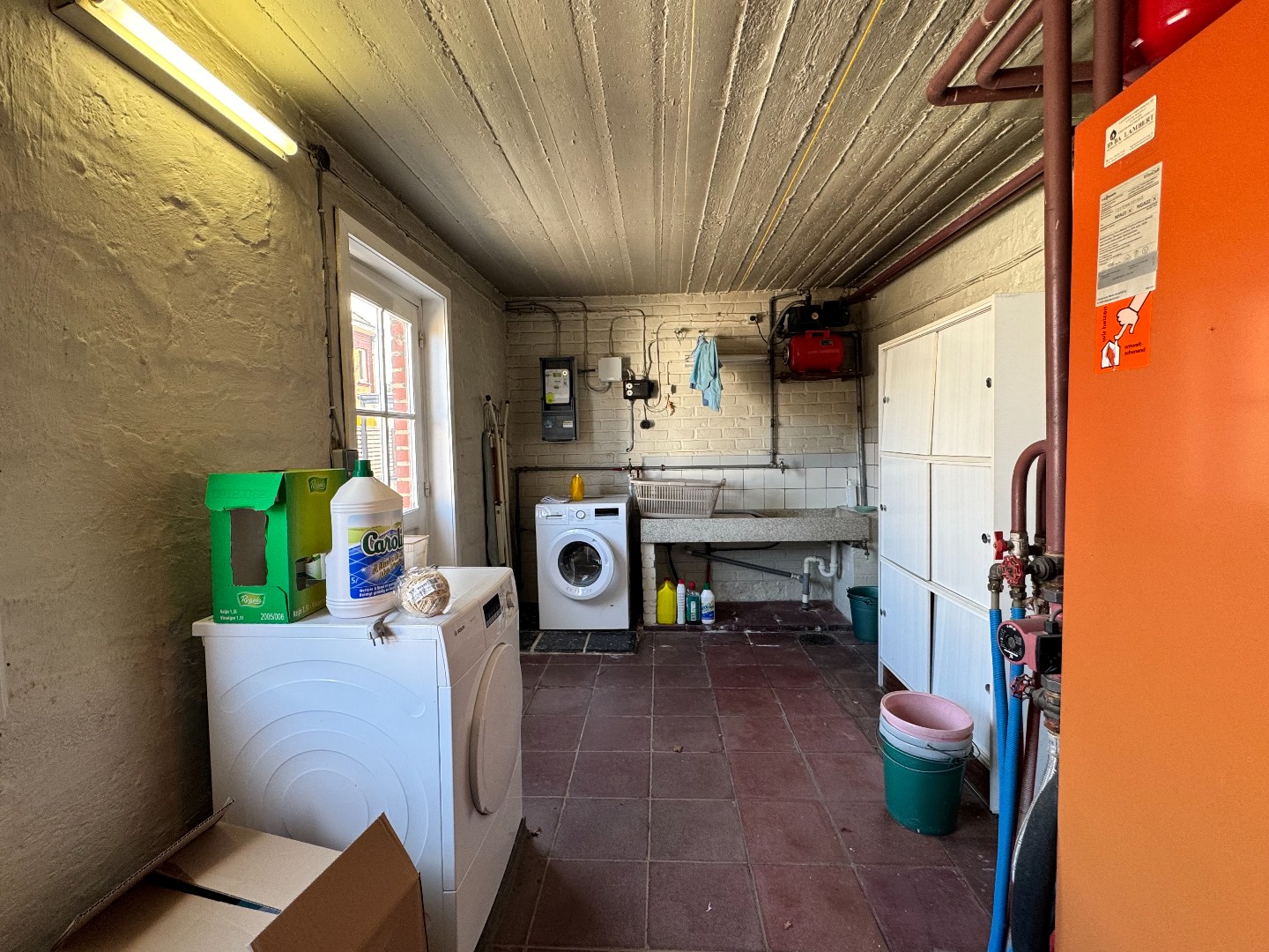 Kloeke halfopen bebouwing met tuin en dubbele garage. 