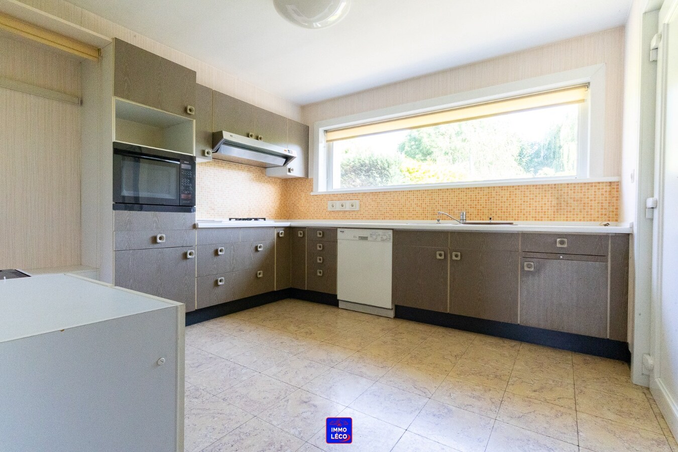 3 façades offrant de beaux volumes, parking privatif, jardin, EXCELLENT POTENTIEL ! 