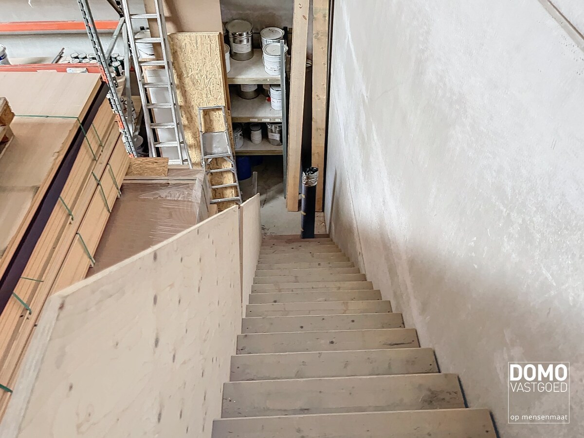 CENTRAAL GELEGEN LOODS TE BERBROEK MET OPSLAG- EN KANTOORRUIMTE 