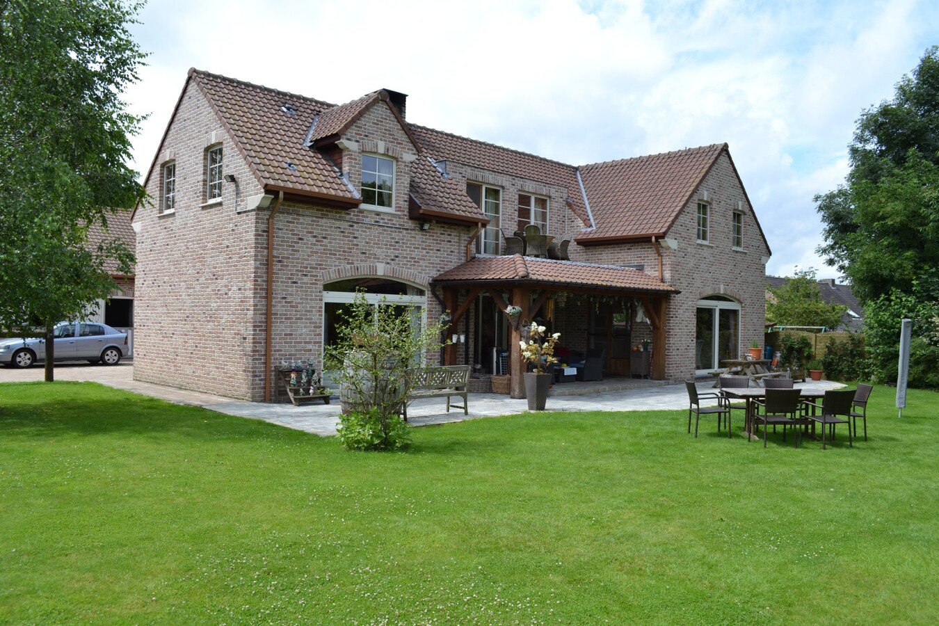 Récente ferme en carré d’environ 18a à Ninove avec possibilités de prairies supplémentaires 