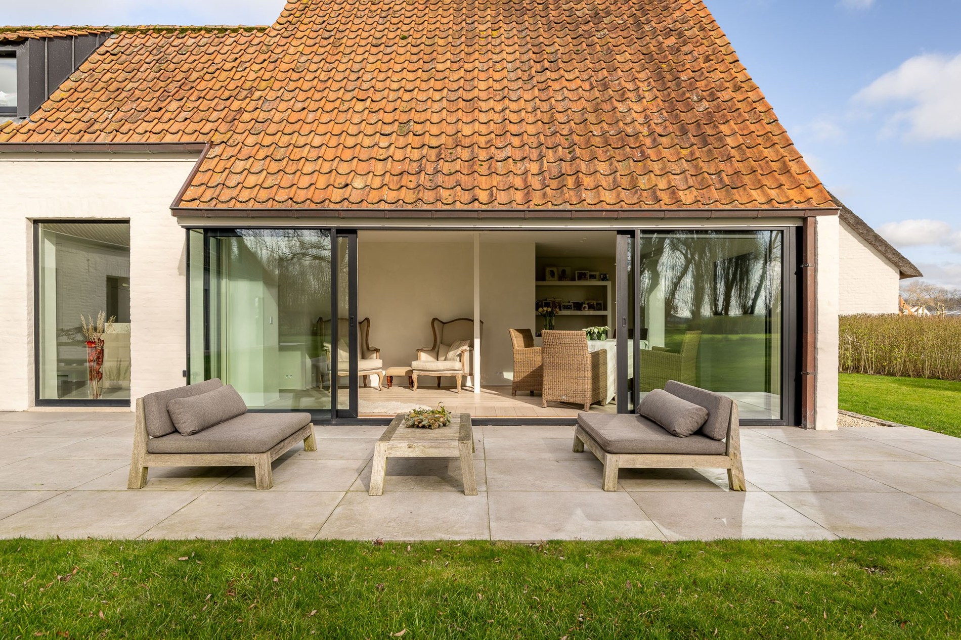 OPENDEURDAG Zaterdag 02/05 - 10u30 - 12u30 (Pereboomstraat 1 te Damme) : Uitzonderlijk gerenoveerde Hoeve met bijhuis op een domein van 1,5 hectare 