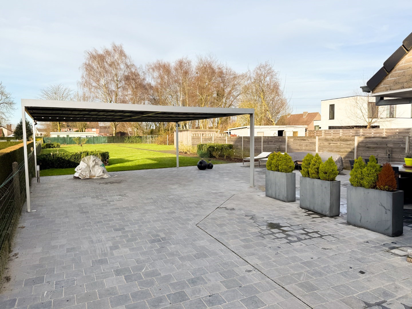Schitterend gelegen moderne half open bebouwing 2009 met 3 slpkmrs, grote tuin en energiezuinig EPC123kWh/m². 