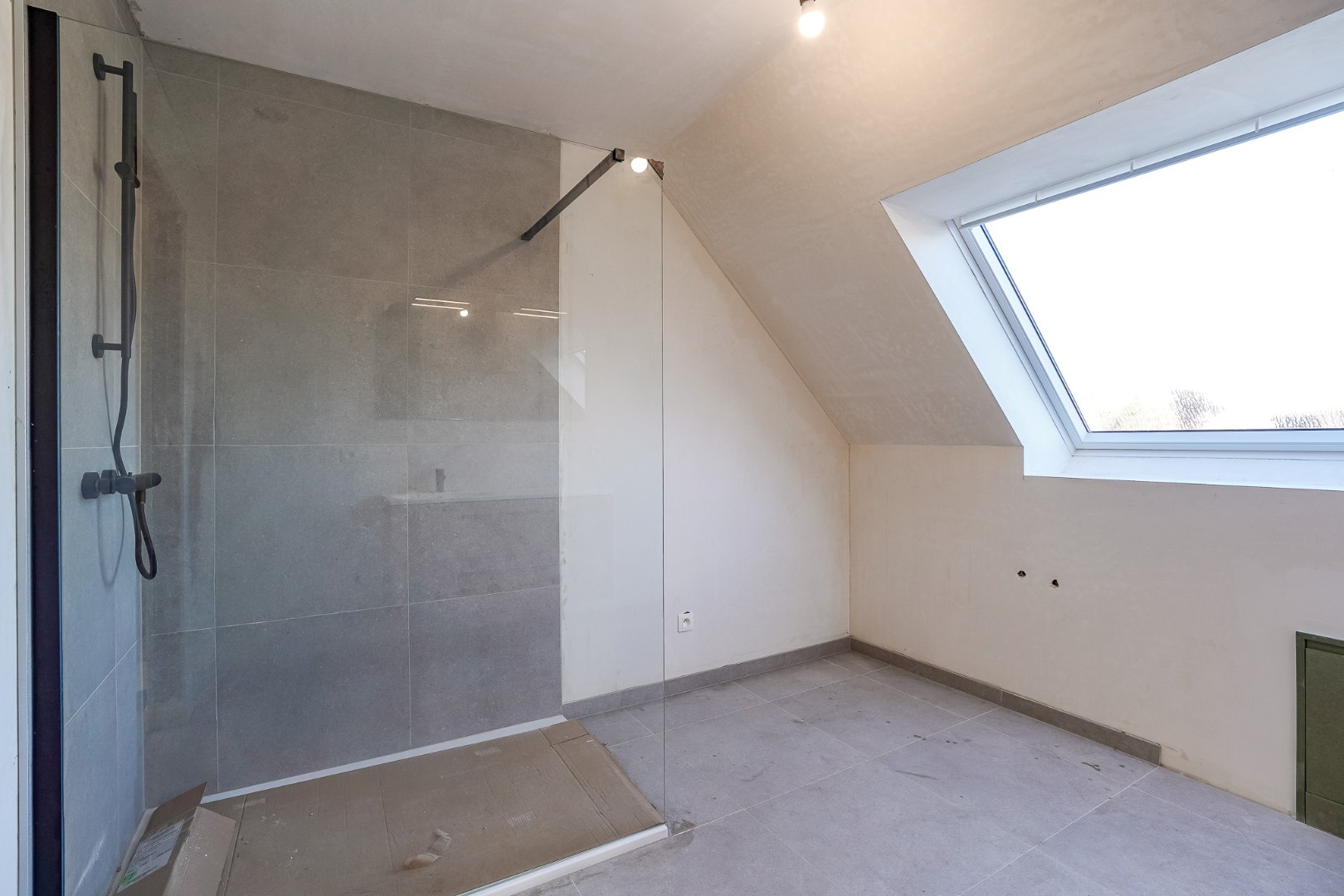 Moderne halfopen nieuwbouw woning op 356 m² met hoogwaardige afwerking 