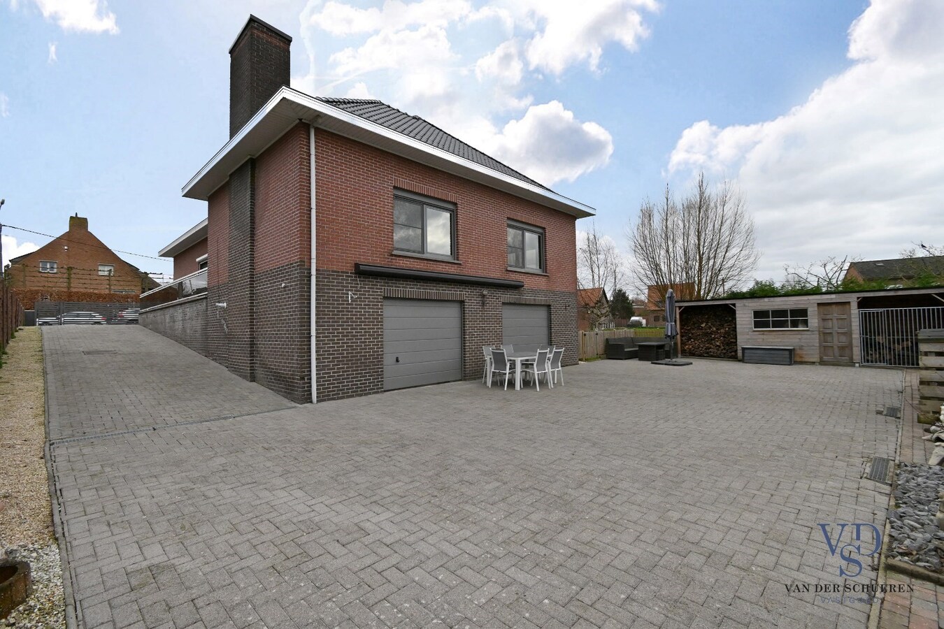 Bijzonder degelijke, instapklare ruime eigendom 