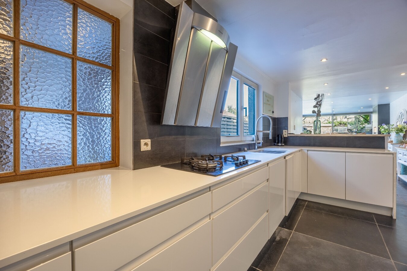 Uniek handelspand met woonst in het charmante Lissewege – tal van mogelijkheden! 