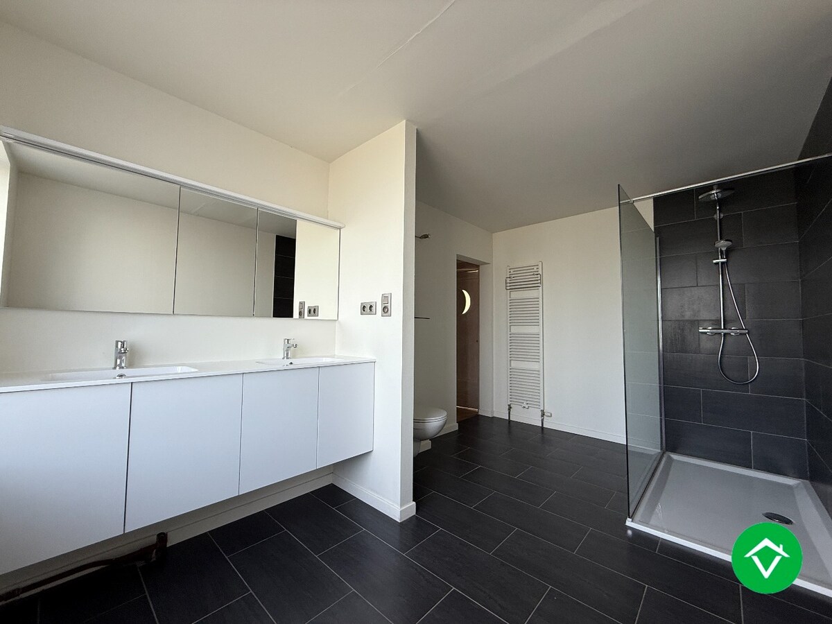 Ruime woning met 5 slaapkamers te Zwevezele 