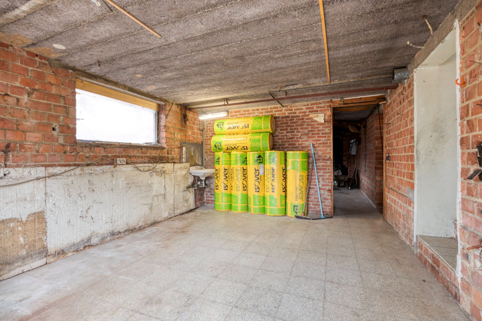 Open bebouwing met 3 slaapkamers, ruime garage op een perceel van 9a 62ca– EPC 596 kWh/m² - bewoonbare opp. 218 m² 