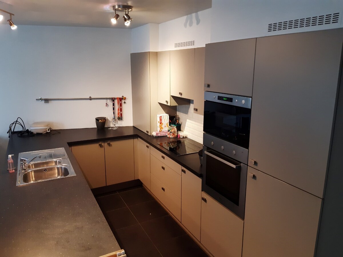 Eigentijds wonen met mega-kelder. 