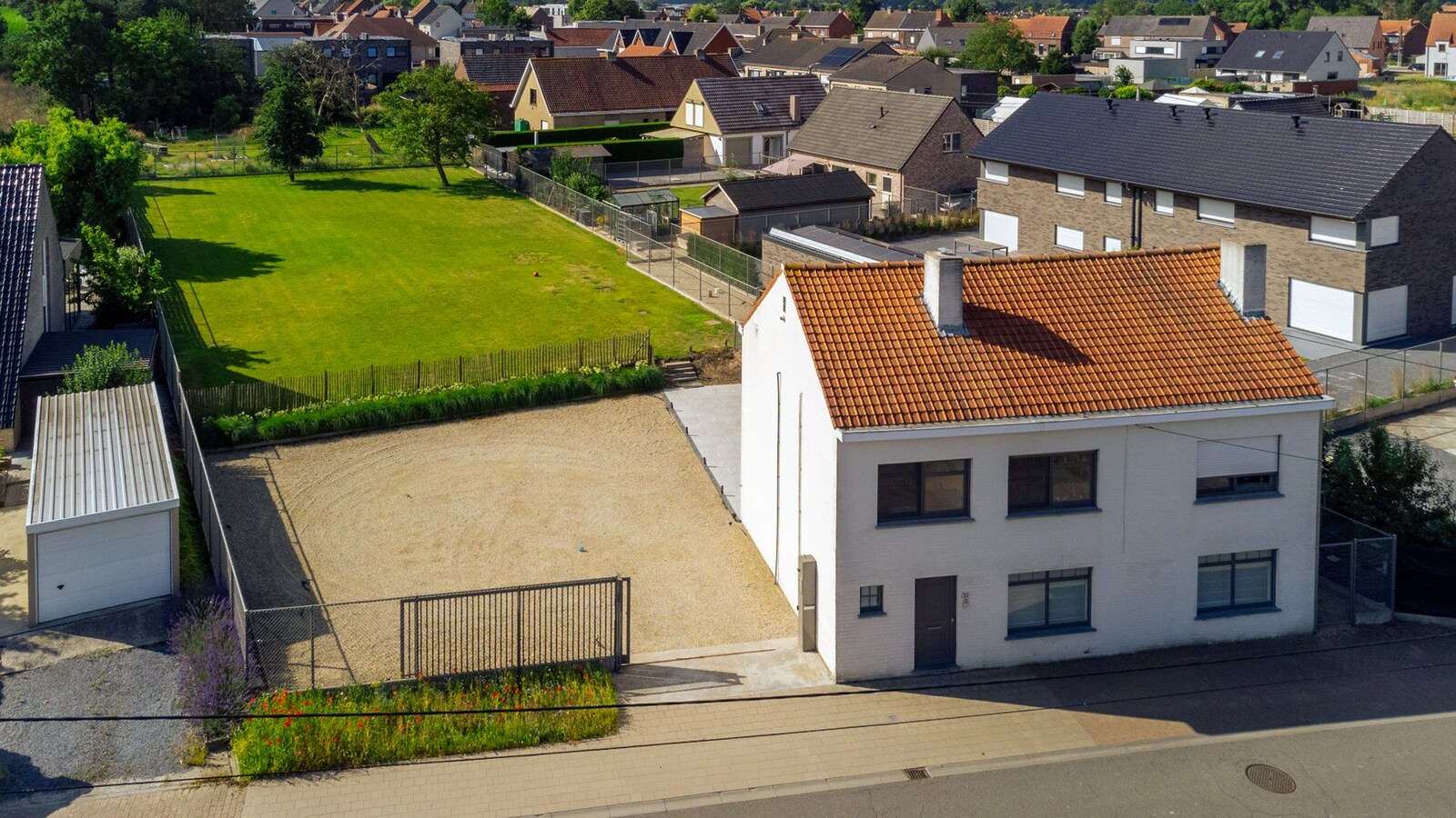 Open bebouwing met een uitzonderlijk ruim perceel in Houthulst! 