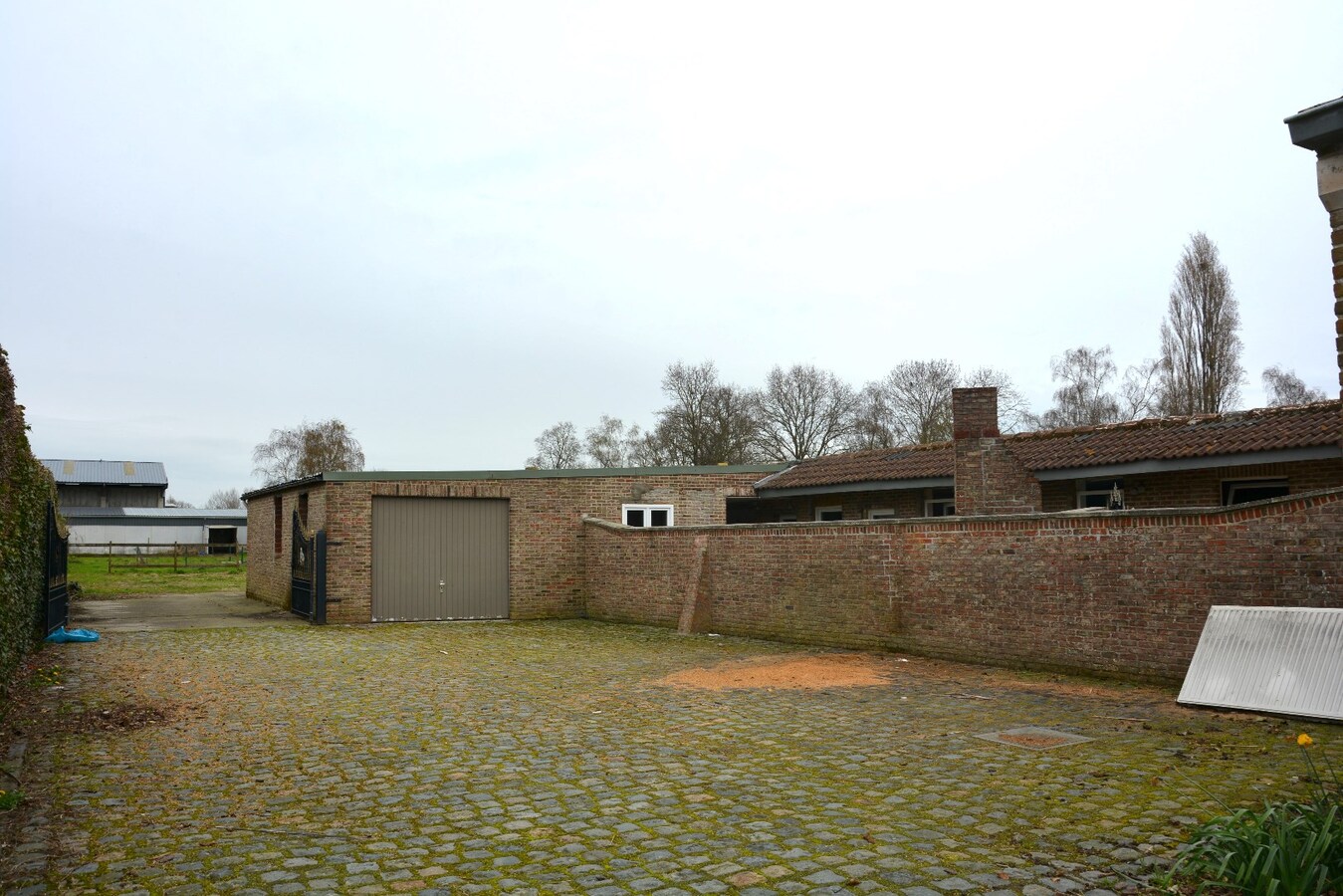 Te renoveren villa in bedrijventerreinzone voor KMO's 