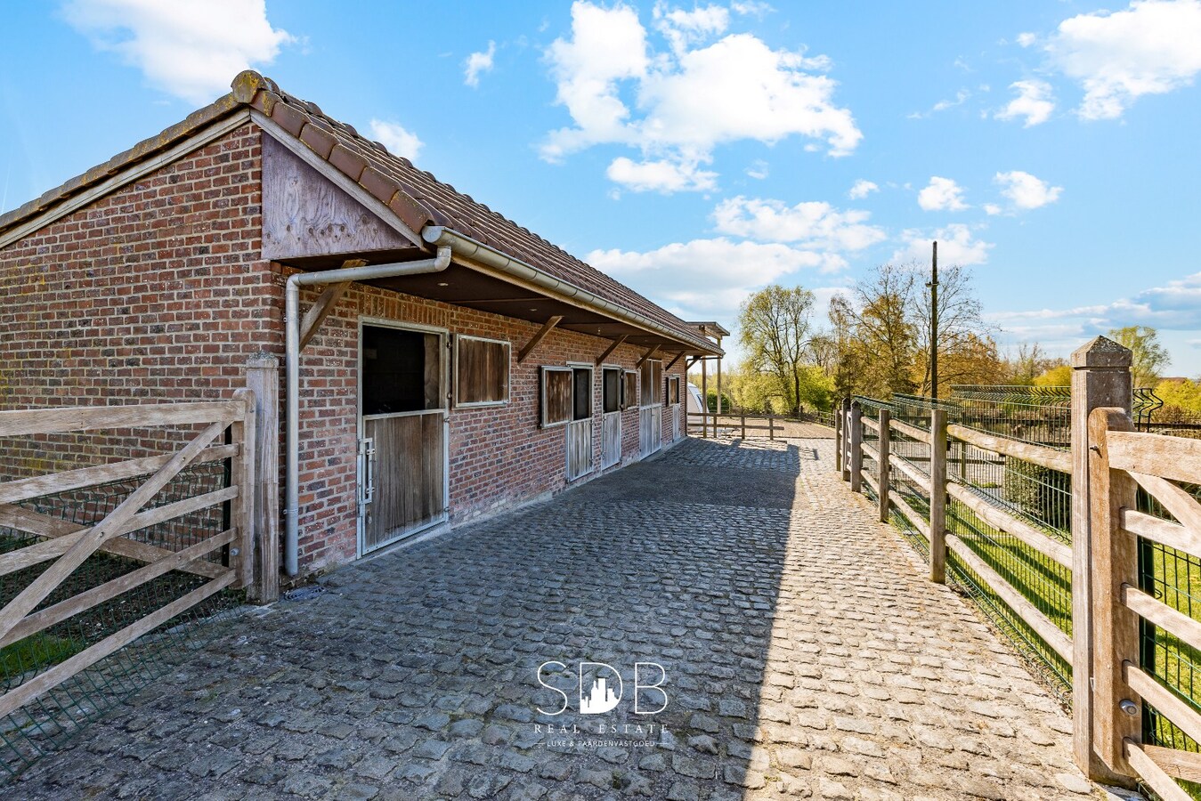 Landelijke woning met stalgebouw, buitenpiste en graslanden 