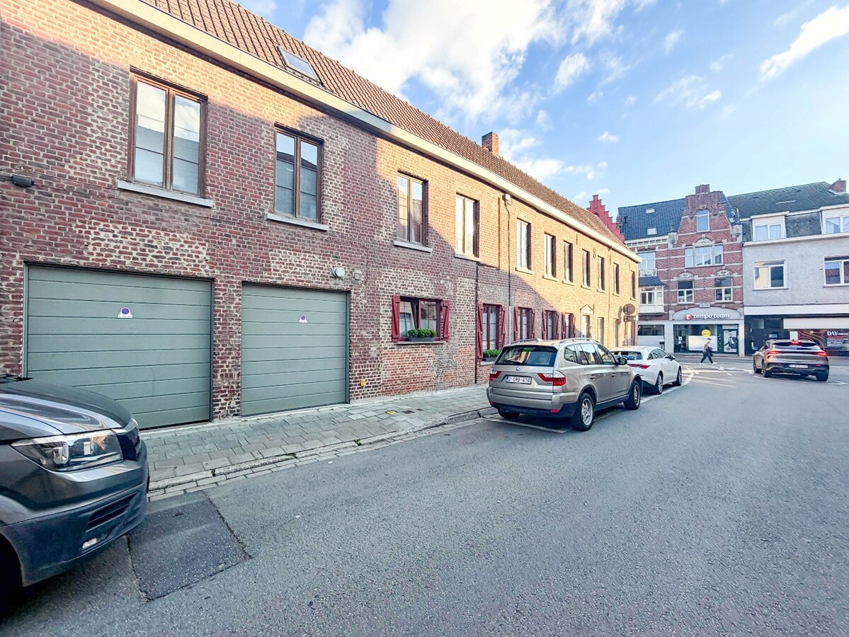 UNIEK en ruime KARAKTERVOLLE  woning met handelspand nabij de Grote Markt ! 