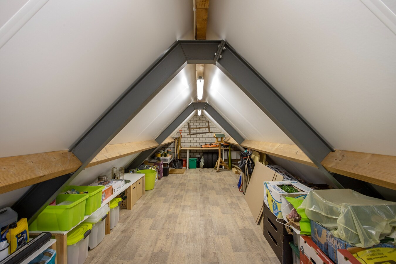 Unieke, onder architectuur gebouwde villawoning met luxe afwerking en prachtig uitzicht op het buitengebied. 